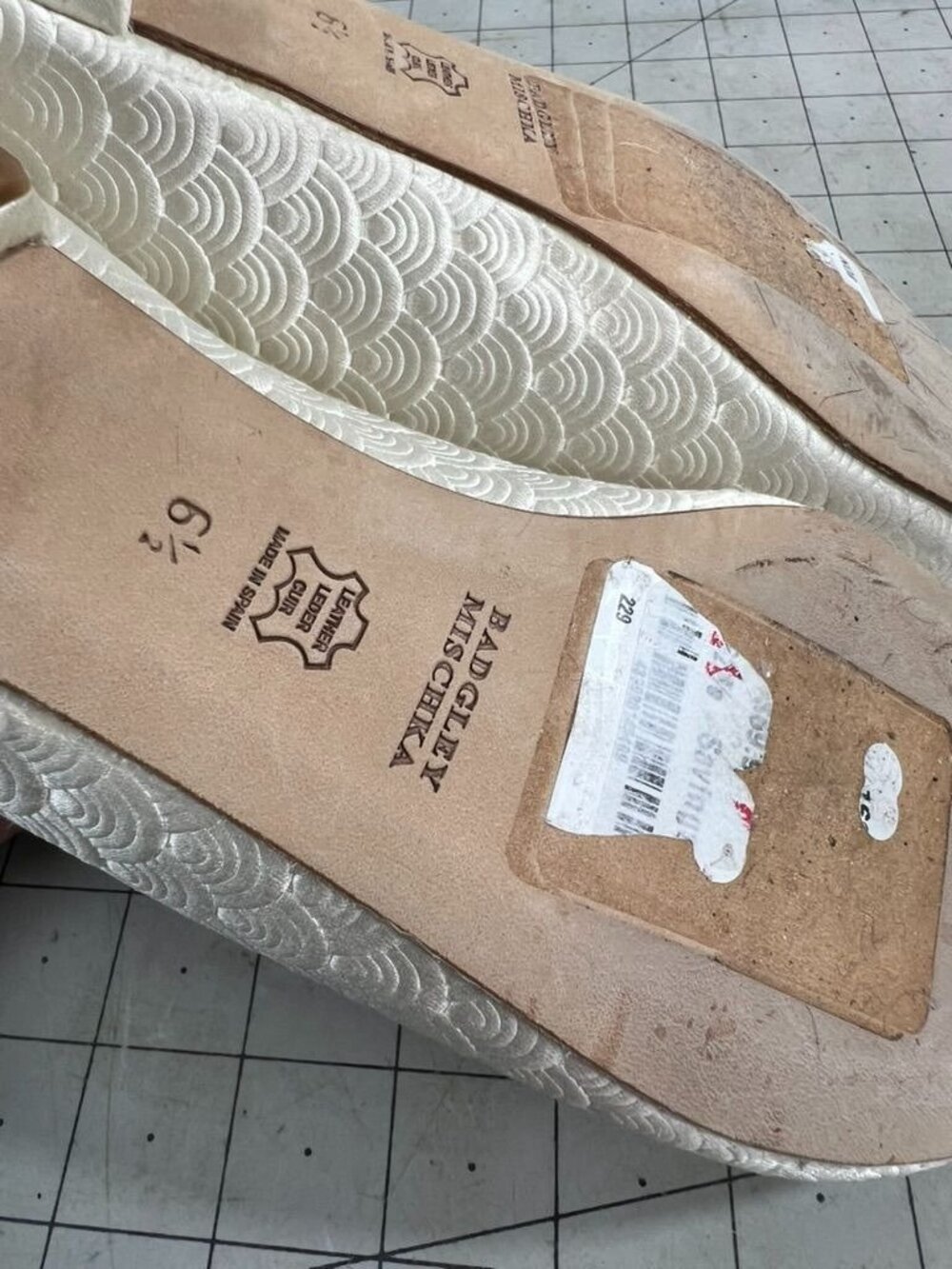 Badgley Mischka Ivory Satin Embellished Flats Peep Toe Sz. 6.5 Leather Sole ~ - Picture 6 of 7